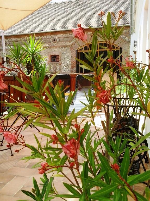 Levendula Porta Es Pajtaszinhaz Hotel Orfű Eksteriør billede