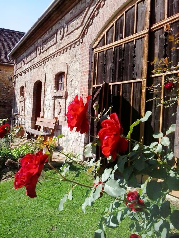 Levendula Porta Es Pajtaszinhaz Hotel Orfű Eksteriør billede